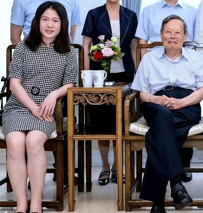 老人翁帆罕见家族照，翁帆开心像小女人，老人满脸笑容很深情-翁帆家族简介