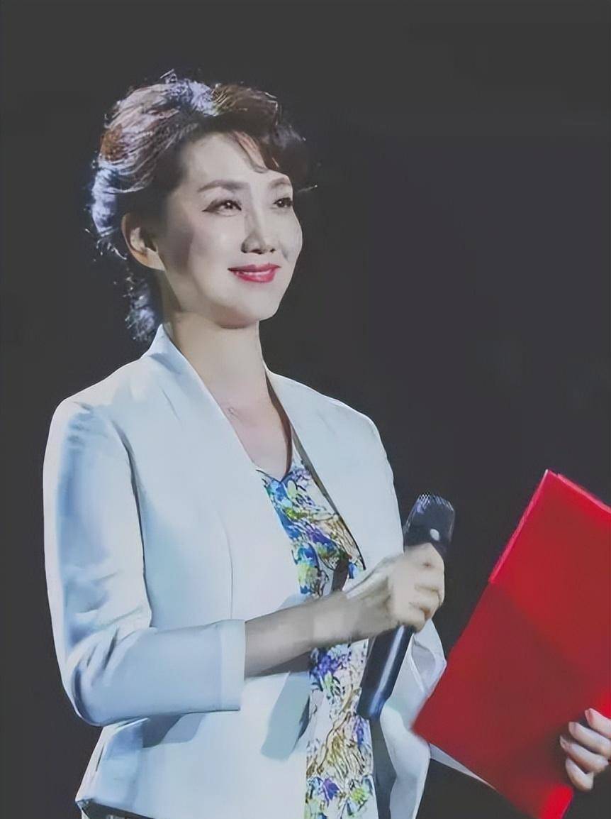 从央视退役后,长发的李修平看起来更加惊艳,奶奶素颜也这?