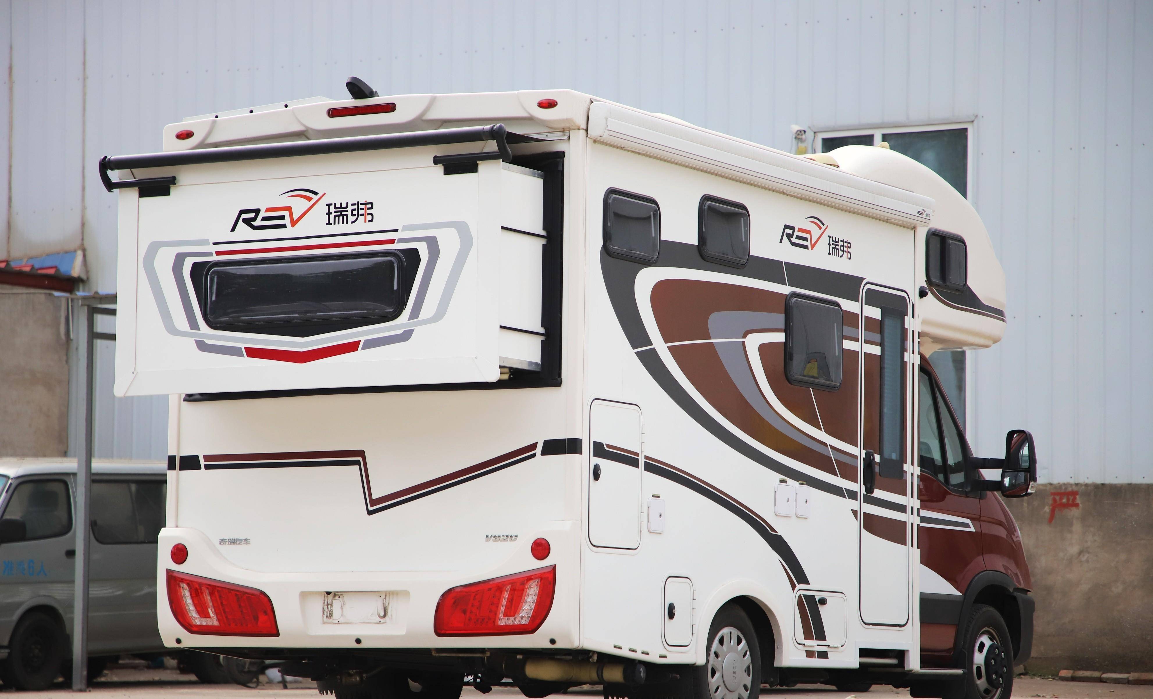 基于国产依维柯欧胜后双胎底盘打造而成的v820房车,轴距为3300mm,车长