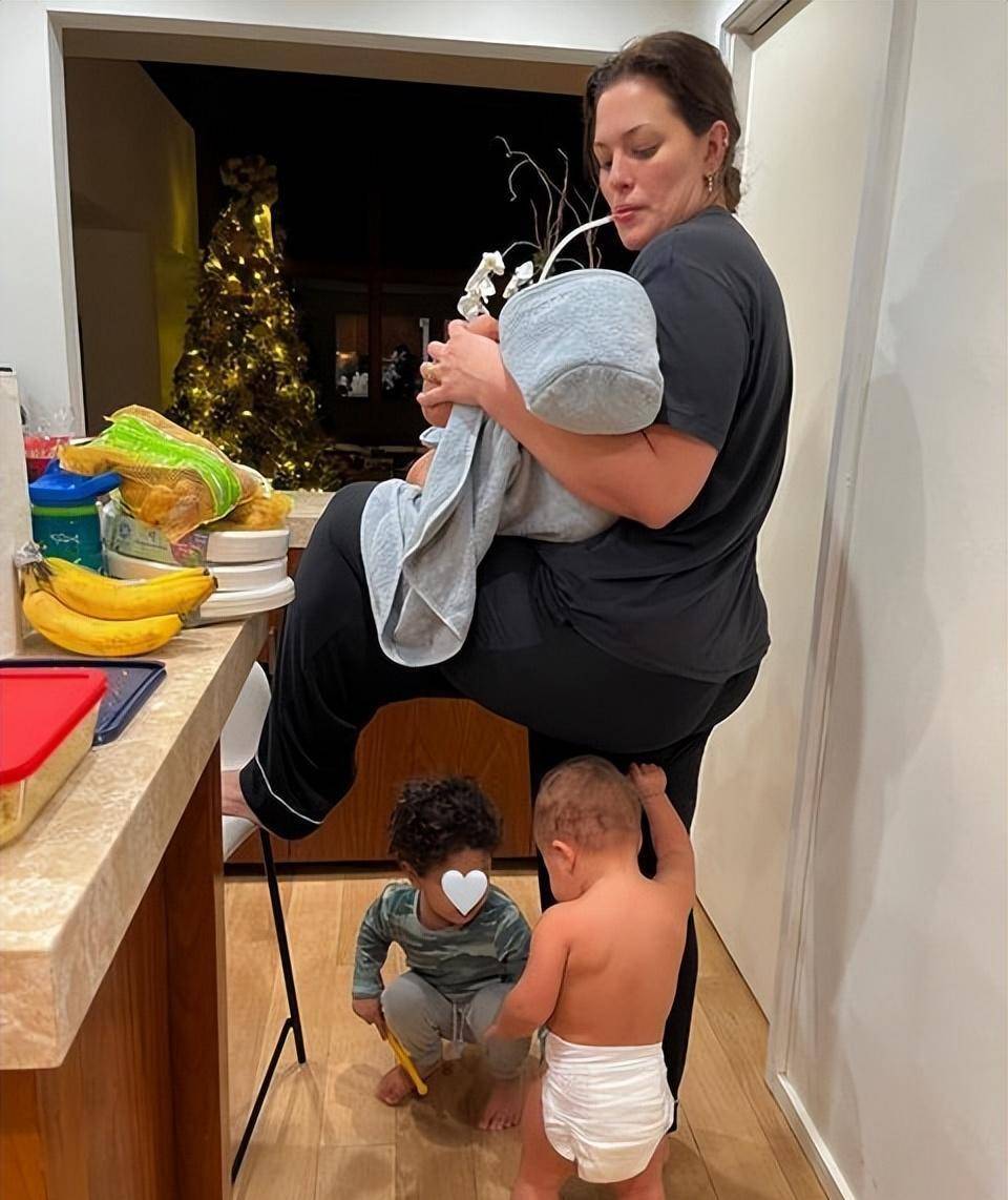 200斤超模阿什莉出席宴会引关注!穿弹力高开叉裙,大臂圆腰依旧美