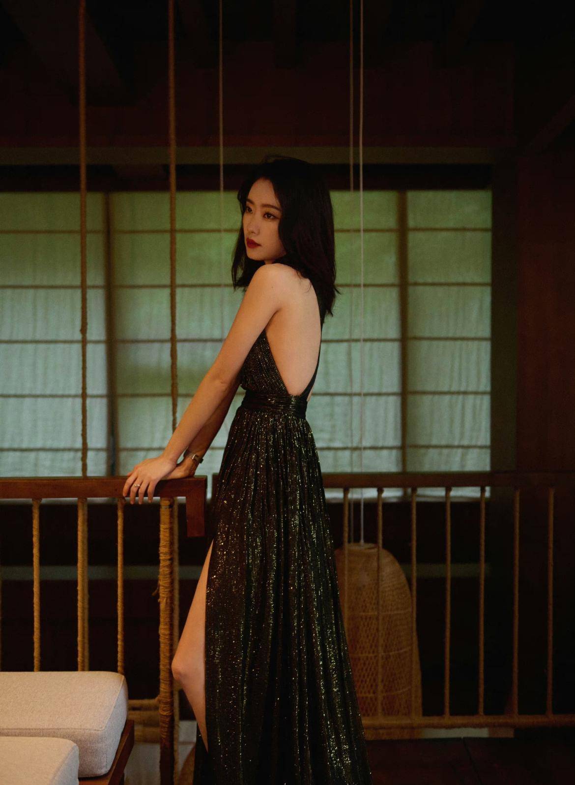 张小斐真是越红越美,穿绿色抹胸连衣裙惊艳众人,身材真被低估了_高跟