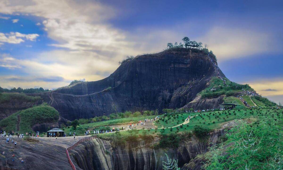 三,高椅岭风景区在飞天山国家地质公园,游客可以欣赏到许多奇特的自然
