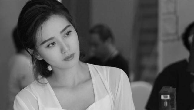 刘诗诗产后复出,穿白色吊带开衫露着一字肩锁骨,又美又优雅_状态_照片