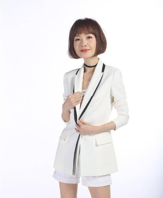 鲁豫长肉后真不像50岁,穿西装配短裤像是小姑娘,波波头更显年轻_风格