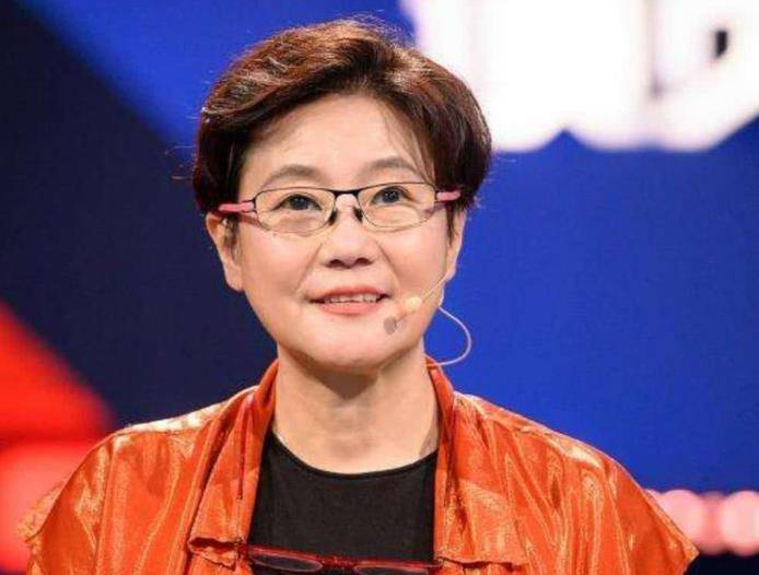 导演李少红遇耍大牌艺人,到点就走令人不满,果断删其戏份引争议_姐姐