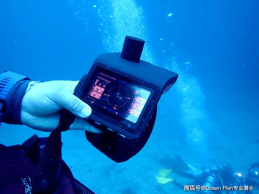 ▼查看同伴实时定位水下样本采集人员用潜水导航电脑pro▼水下通信