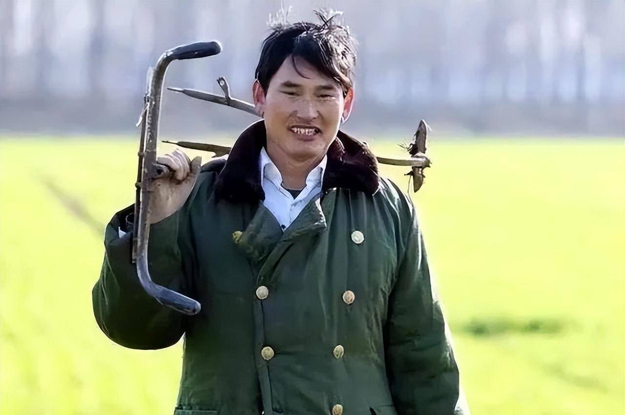 因为朱之文总是喜欢穿军绿色的大衣,所以大家亲切地称这位"人民歌手"