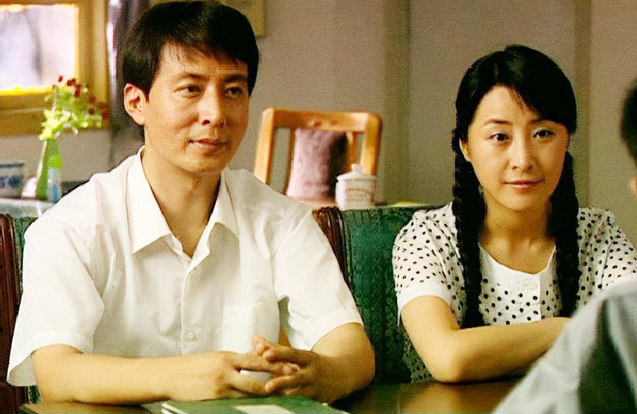 (于洋,王雅捷《灯火黄昏》剧照)2019年,于洋的儿子即将上小学,他希望