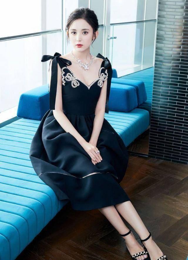 "真空"若隐若现,大红唇魅惑撩人_显得_背部_项链