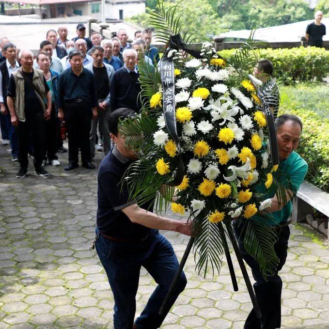 利川市公安局组织退休老干部开展"探访红色印记·永葆初心使命"活动