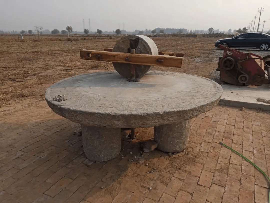 被山上的流土掩埋磨道里的延展的圆圈在风雨的蹂躏下,愈加坚不可摧