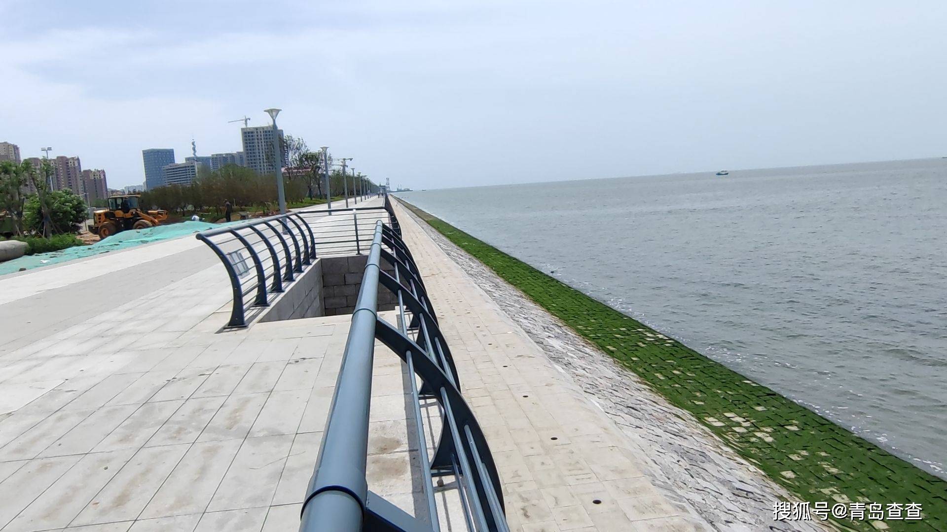 在青岛市公园城市建设三年攻坚行动中,265公里滨海绿道是构建全市绿道