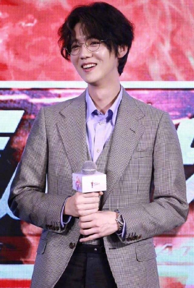 鹿晗新发型撞上蔡徐坤,一点都不显"娘气",重回颜值巅峰_感觉_吴磊