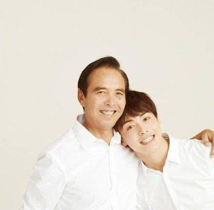 马天宇晒的照片是一组与父亲的合影,他与父亲一同穿同款的白衣黑裤