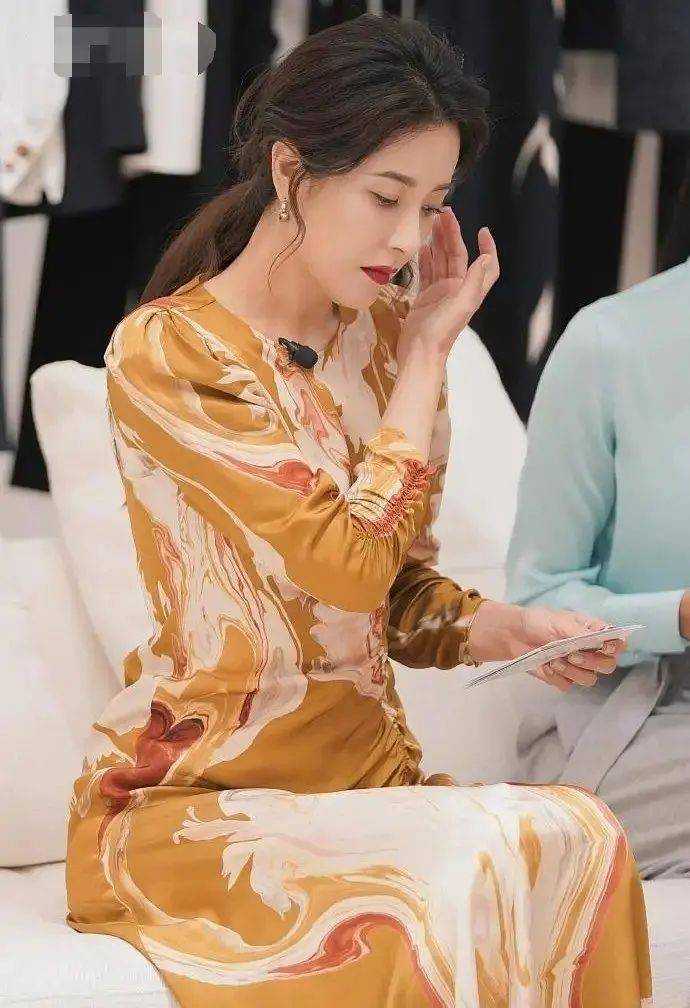 曾黎罕穿清宫装,气质优雅颜值年轻,与大9岁那英同框演宫斗_宫廷_视频