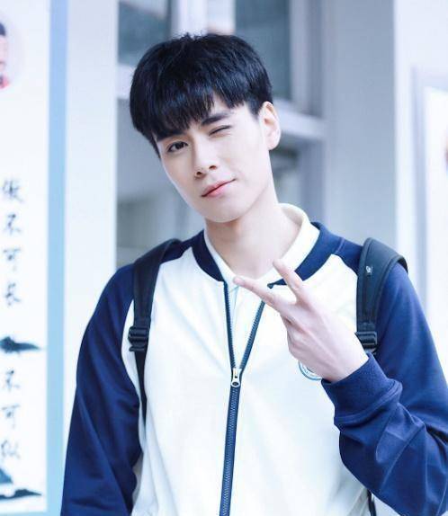 爆料该剧组在校区取景时严重干扰了高三学生的正常学习,这也让胡一天