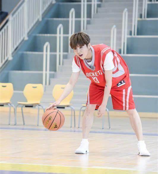 鹿晗晒照,看这样子,一看就是个很有朝气的小伙子!_运动_穿着_袜子