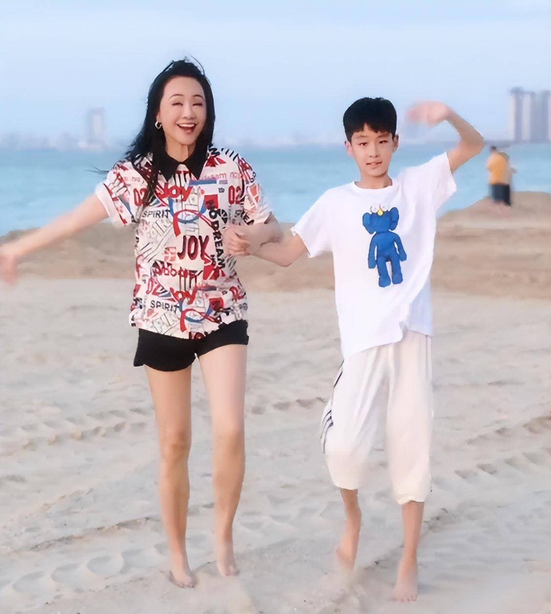 身材苗条长腿抢镜,11岁王子继承父母高颜值_网友_母子_观众