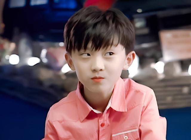 明星的童年照,刘耀文奶萌,马嘉祺古灵精怪,杨紫像个小阿姨_小时候