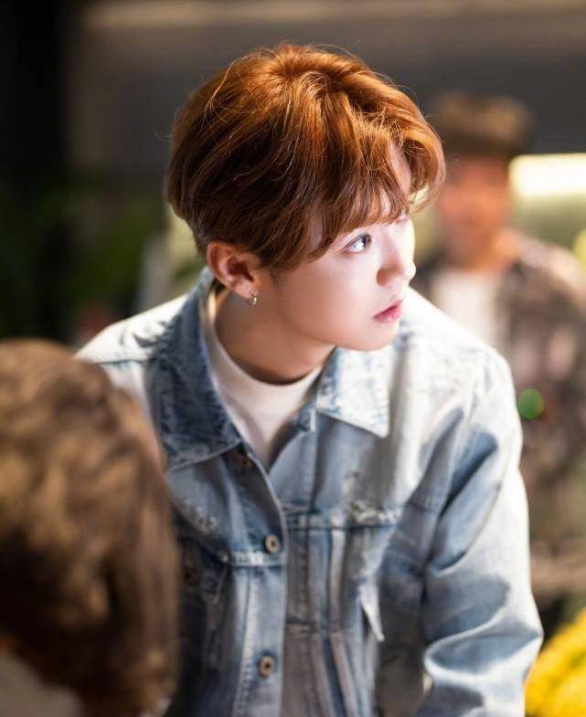 鹿晗邓超陈赫再曝合影,却感受到肤色的参差,90后顶流又换发型_李易峰