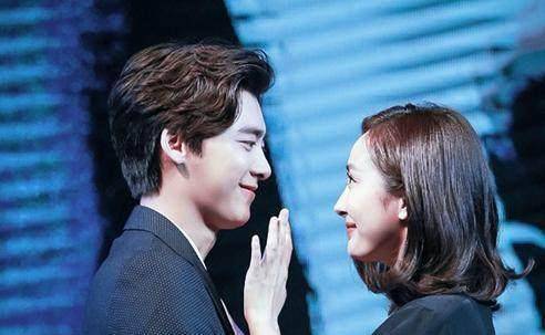 鹿晗对胖迪放电,赵丽颖何炅当众接吻,他们不是情侣却胜似情侣!