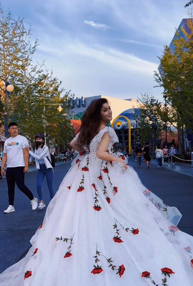 李心艾瘦身成功后,穿玫瑰婚纱在路上狂奔,路人看得怀疑人生_网友_身材