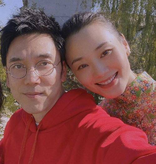 林依轮陪妻子逛街,陪妻子试鞋超体贴,一点明星架子都没有_西华_感情