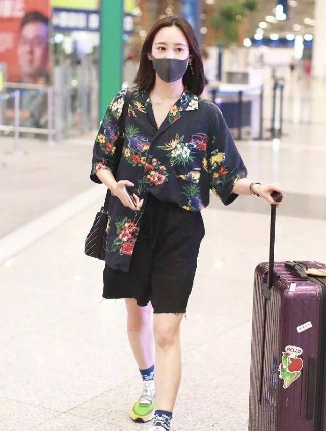 女明星上脚丨杨颖上脚yeezy粉满天星,邓紫棋依旧最爱aj1!