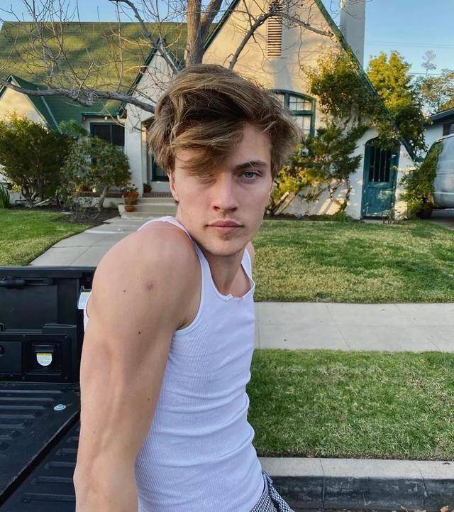 年仅21岁的男模幸运蓝luckybluesmith结婚了_因为_责任感_低调