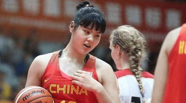 女篮郑海霞近况 打扮潮流, 长发披肩很秀丽, 53岁却像40多岁_球迷_一