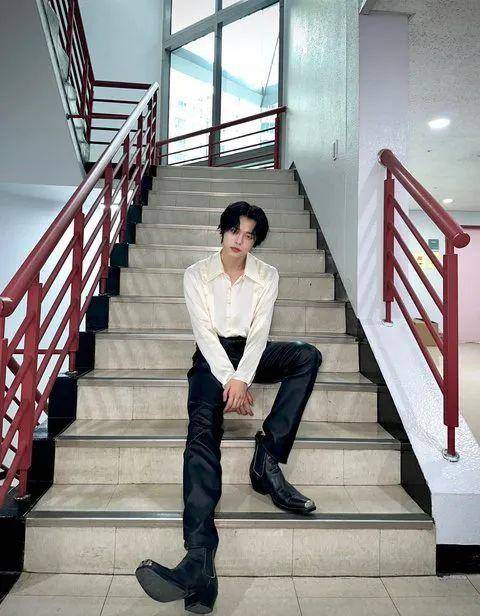 直角肩 一字锁骨 大长腿,身材比例好到爆的他真是女团舞的神_然竣