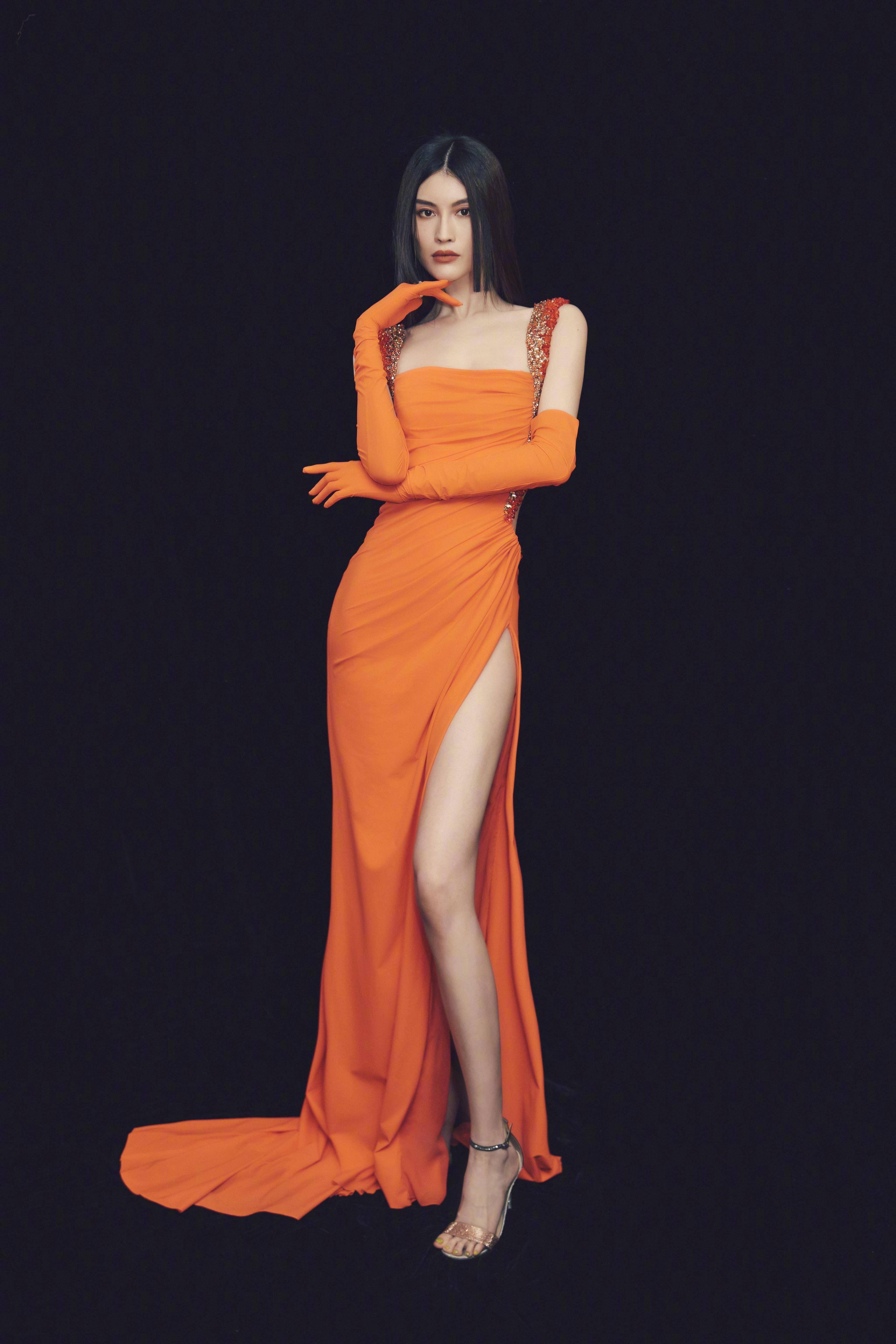 超模何穗现身某活动,渐变青蛙包配卡其色吊带裙,包包太抢眼了_国际化