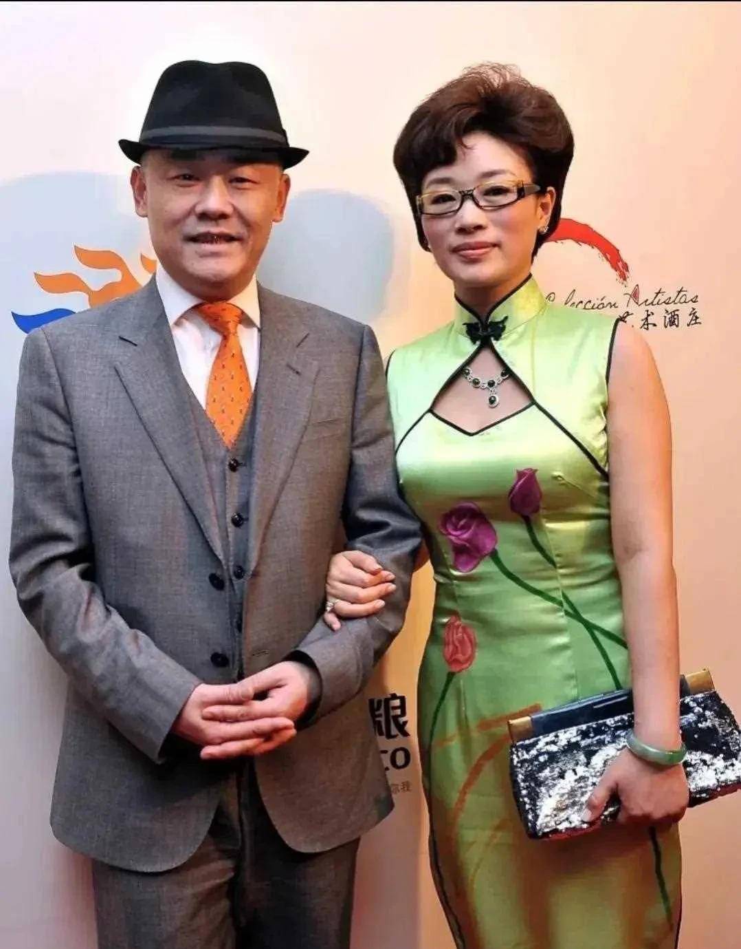 周立波6岁的豪门太太,当年和老公出席活动时,选择了一件镂空的苹果绿