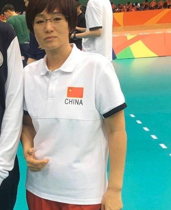 巩俐完全像是变了一个人,还原本尊满满的都是郎平_中国女排_路途_生活