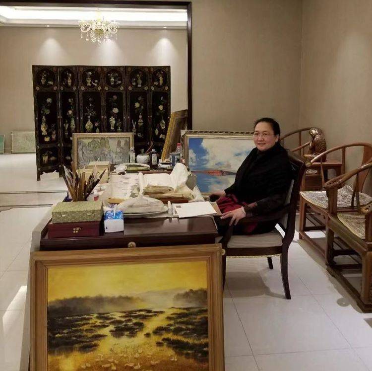 刘鹤仙,中国女画家协会理事朝阳区油画协会理事,就职于中央美术学院