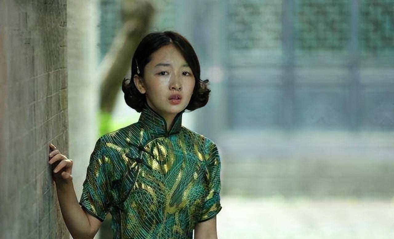 本以为周冬雨穿不了旗袍,当配了小披肩后,才知道什么是古典女神_身材