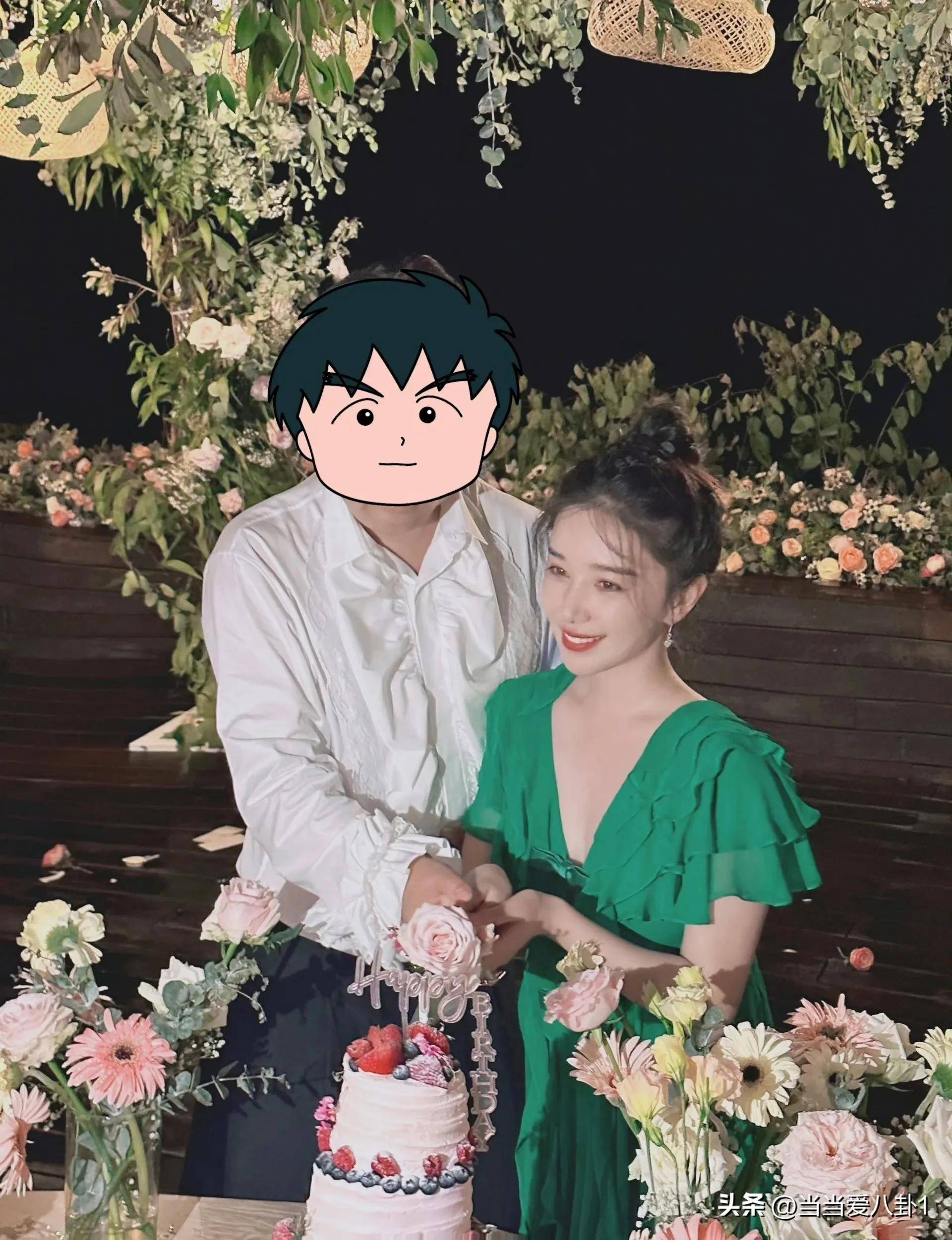 只是,本次求婚美中不足的是,爆出的照片中阚清子男友脚穿白袜子加凉鞋