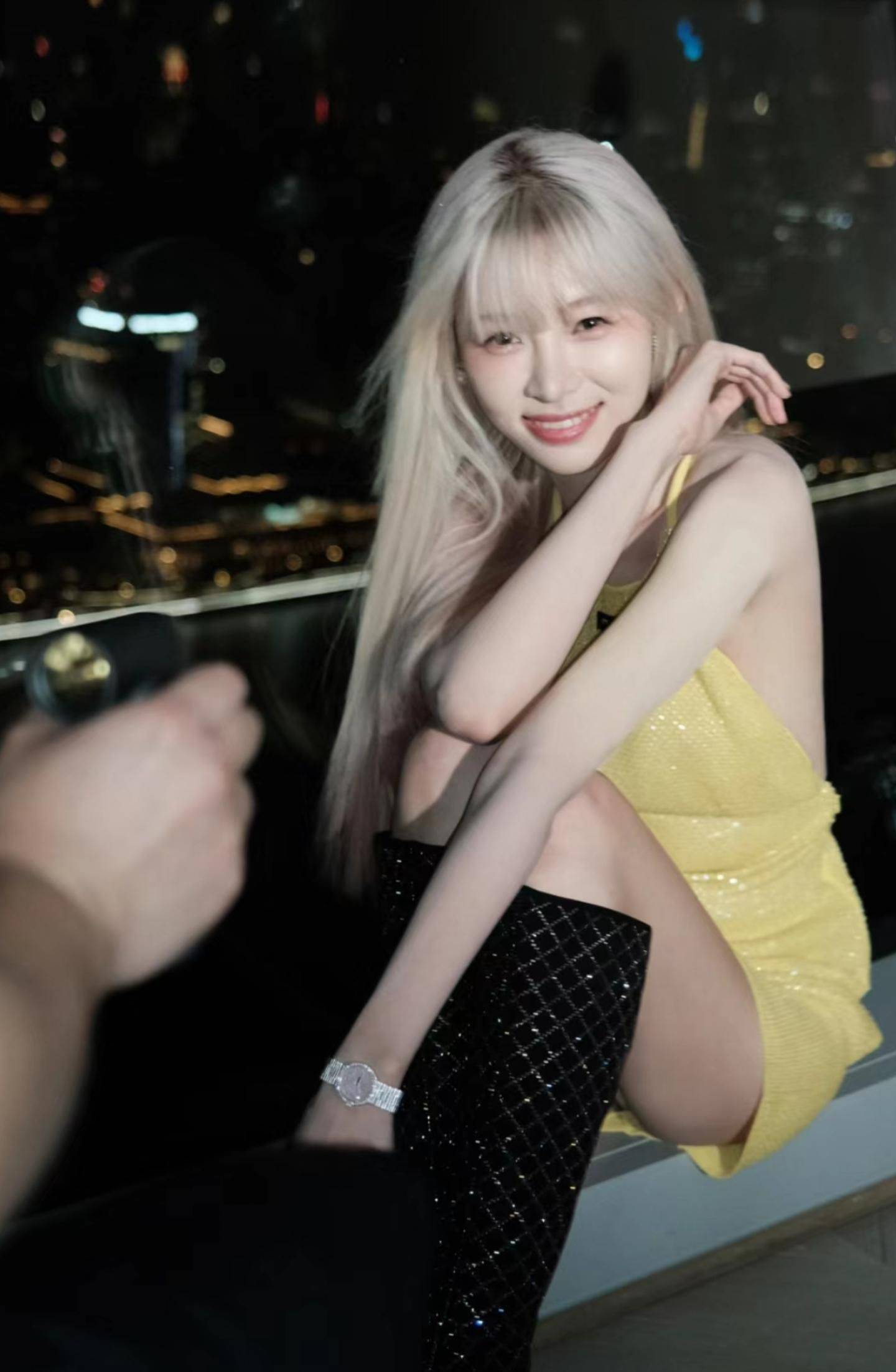 网友偶遇痞幼包贝尔,女方遮盖纹身白到发光,包贝尔眼神引发热议_外表
