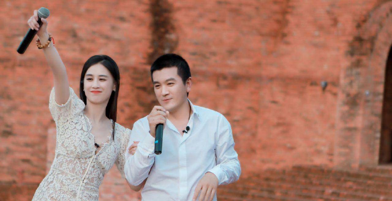 47岁杨子深夜晒20岁女儿旧照,和后妈黄圣依颜值相当,高学历美女_照片