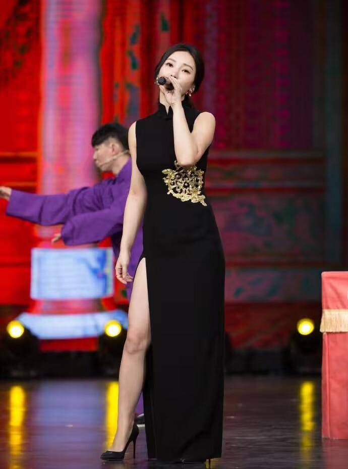 柳岩是真顾上不顾下,上面捂得严实,旗袍时尚却开"过头"_女生_显得