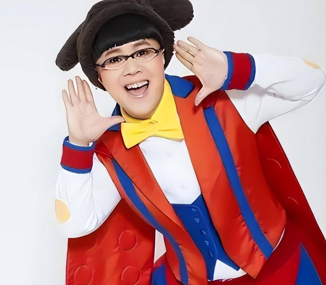 刘纯燕和中央电视台的其他女性主持人不一样,并以金龟子的身份陪伴无