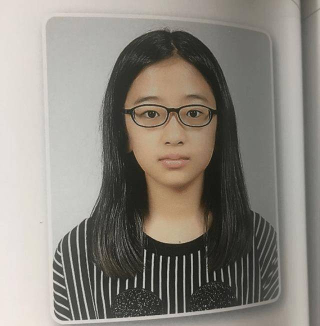 10位韩国女团成员小学毕业照,子瑜,jennie零黑历史_眼镜_因为_照片