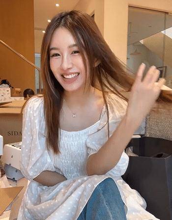 张子萱晒购物成果,给宠物狗买名牌衣服,陈赫和6岁女儿出镜捧场_安安