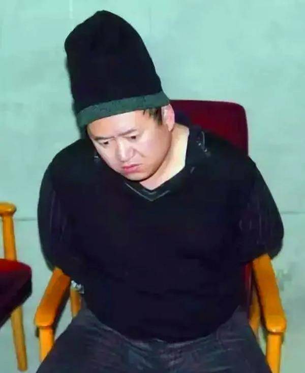 他改名换姓,利用抢劫来的钱,在包头开了一家会所以及台球厅,张玉良