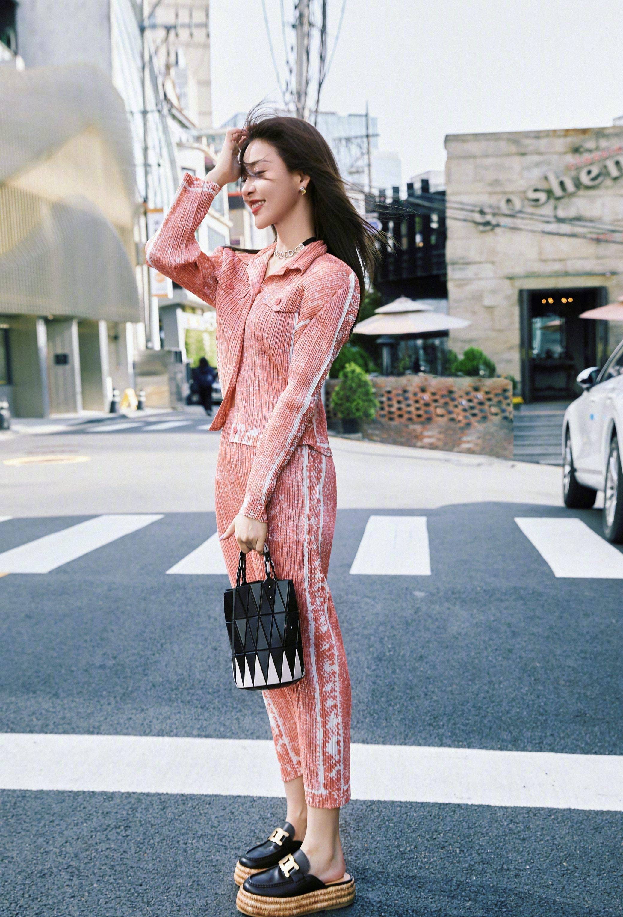 贾青长发飘飘街头时尚写真_造型_女人_连衣裙