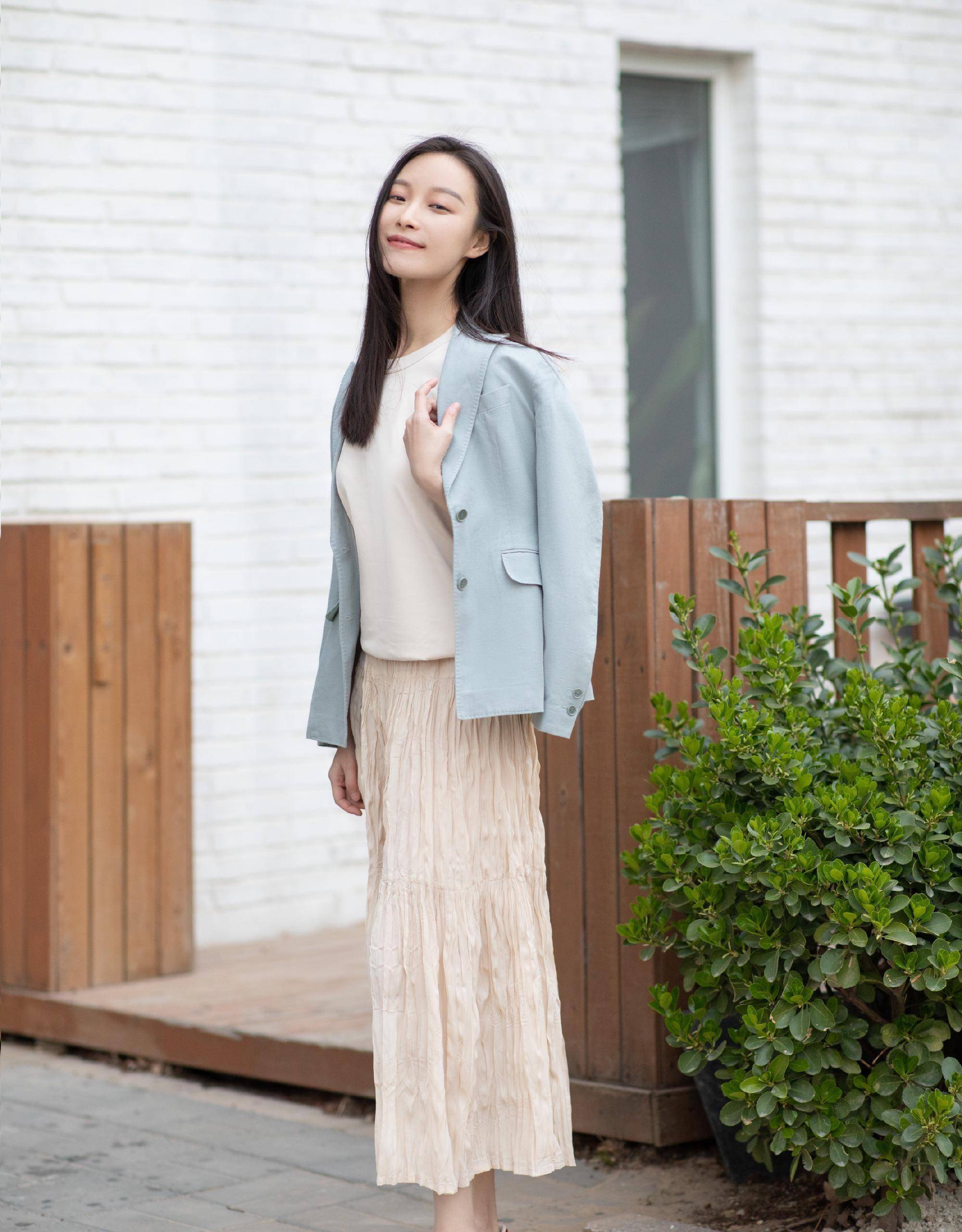 倪妮成行走的衣架子,大衣配牛仔裤显简约气质,比例不输超模_身材_外套