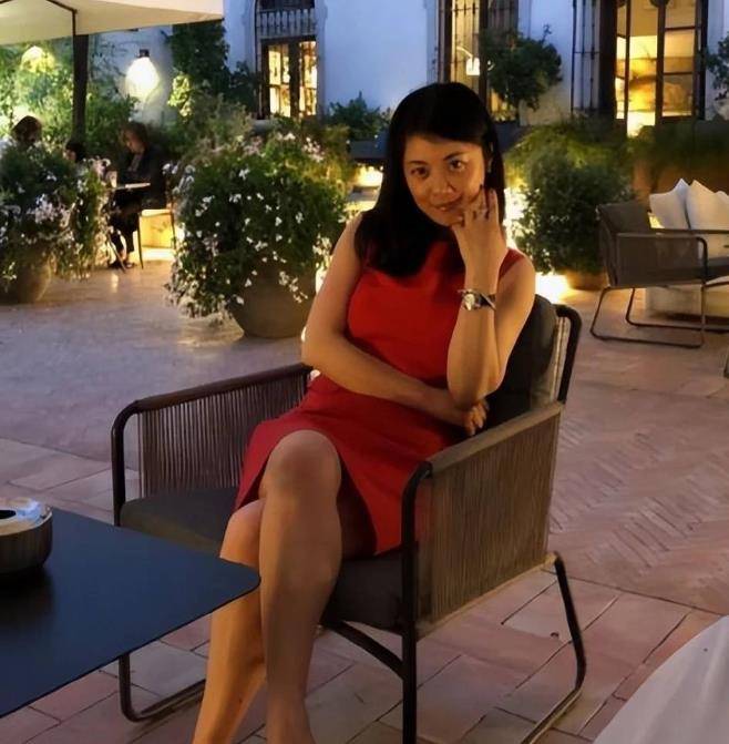 前电视节目主持人姜丰回国后,他的发展前景一片光明,不仅是因为他曾经