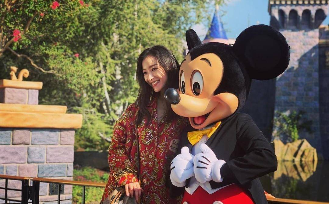 倪妮凌晨分享迪士尼拍摄花絮照,与卡通人物俏皮摆拍,少女感满满_演技