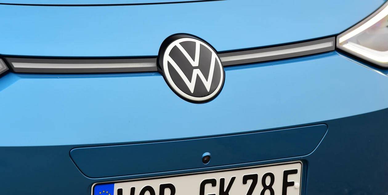 本身没有变化,但前保险杠部分,新车采用了更为扁平的倒梯形下格栅造型