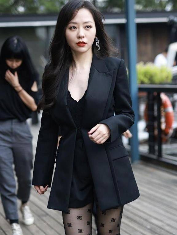 张靓颖实力修身秘诀,穿黑色斑点丝袜搭配束腰西服大秀迷人身姿!